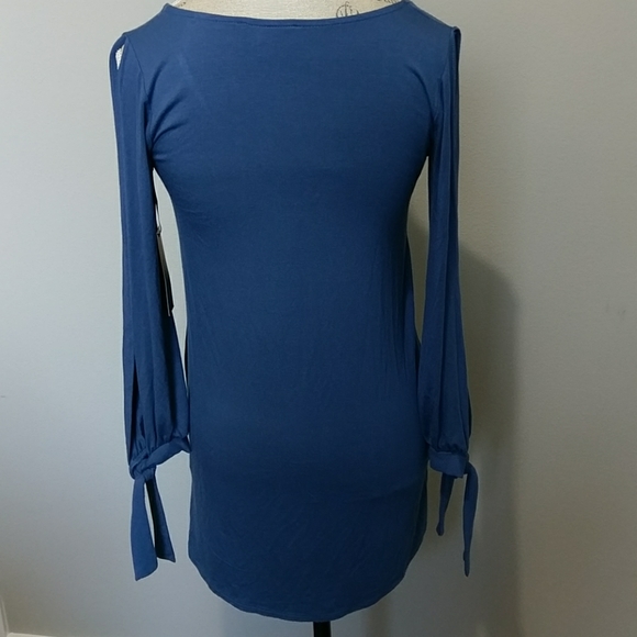 Lulus blouse in blue with arm cutouts - Picture 3 of 7
